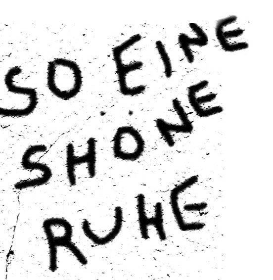 Mit Sprühdose an die Betonwand des Plakats geschrieben: „So eine shöne Ruhe“